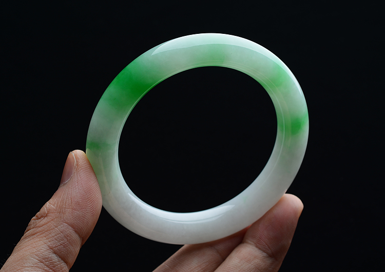 糯冰种飘阳绿圆条手镯（56mm）
