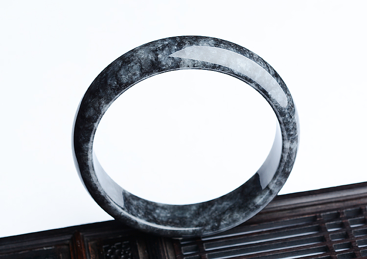 (超值推荐)糯冰种乌鸡色手镯（59.5mm）
