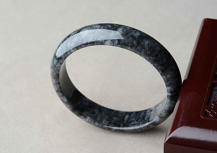 (超值推荐)糯冰种乌鸡色手镯（59.5mm）