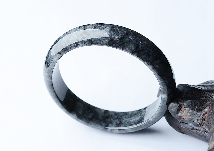 (超值推荐)糯冰种乌鸡色手镯（59.5mm）