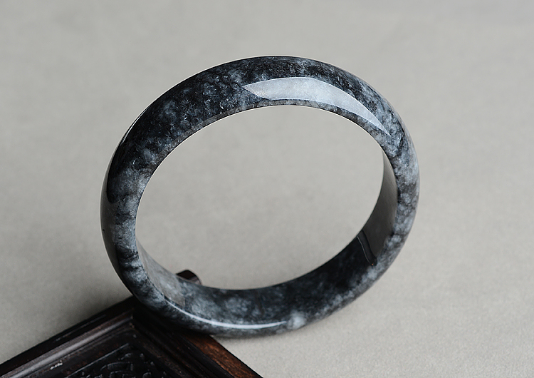 (超值推荐)糯冰种乌鸡色手镯（59.5mm）