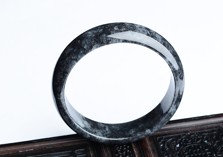 (超值推荐)糯冰种/乌鸡种手镯（59.3mm）