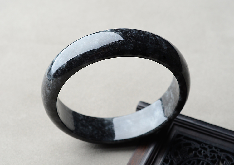 (超值推荐)糯冰种/乌鸡种手镯（59.3mm）