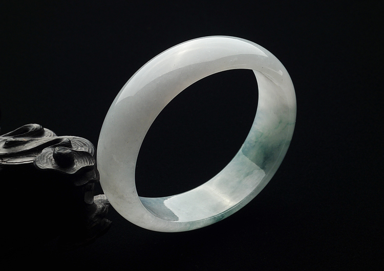 糯冰种飘花贵妃镯(57.3mm-49.2mm)