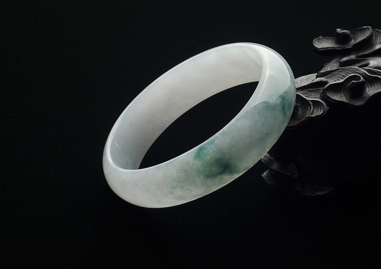 糯冰种飘花贵妃镯(57.3mm-49.2mm)