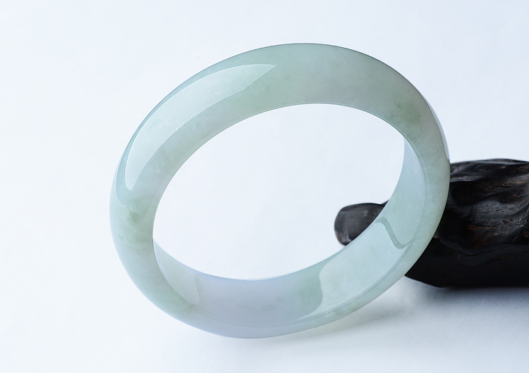 糯冰种晴水略飘花手镯（67.8mm）