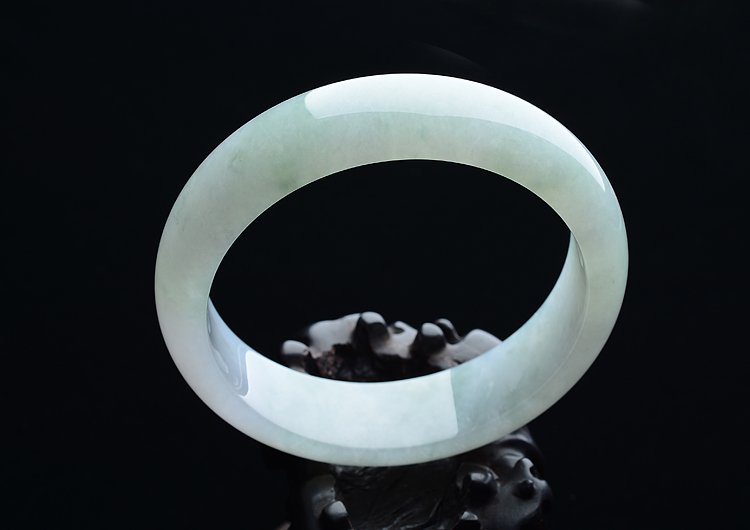 糯冰种晴水略飘花手镯（67.8mm）