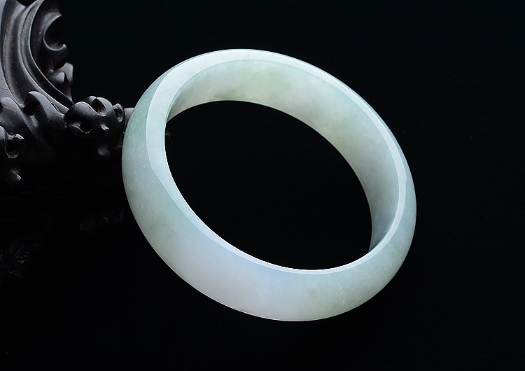 糯冰种晴水略飘花手镯（67.8mm）