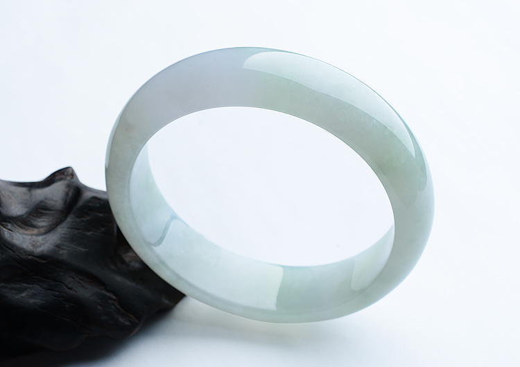 糯冰种晴水略飘花手镯（67.8mm）