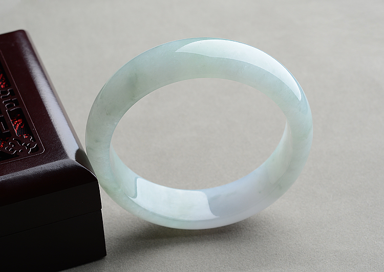 糯冰种晴水略飘花手镯（67.8mm）