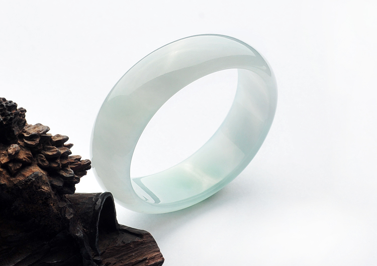 糯冰种晴水略飘花贵妃镯(56.2mm-46.9mm)