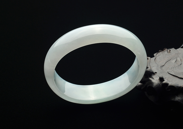 糯冰种晴水略飘花贵妃镯(56.2mm-46.9mm)