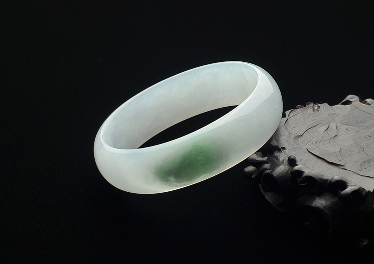 糯冰种晴水略飘花贵妃镯(56.2mm-46.9mm)