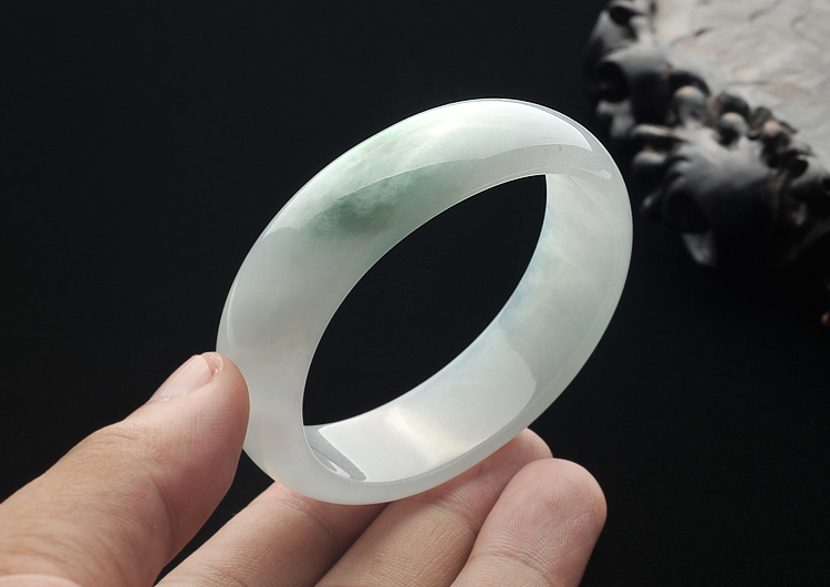 糯冰种晴水略飘花贵妃镯(56.2mm-46.9mm)