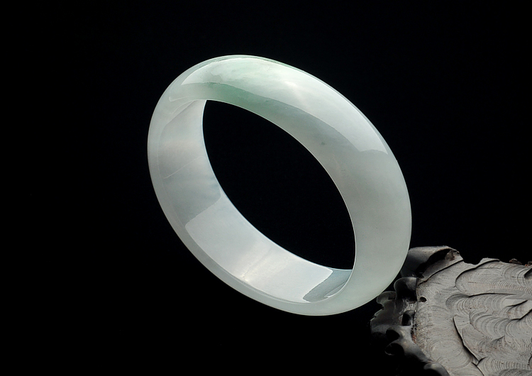 糯冰种晴水略飘花贵妃镯(56.2mm-46.9mm)
