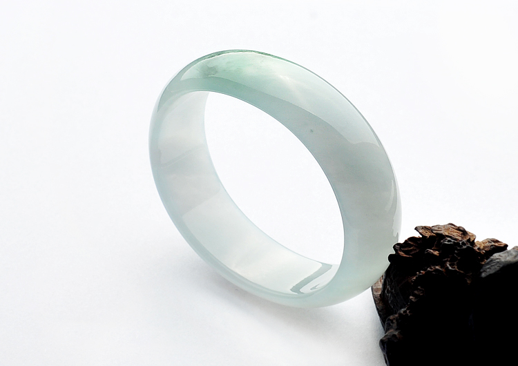糯冰种晴水略飘花贵妃镯(56.2mm-46.9mm)