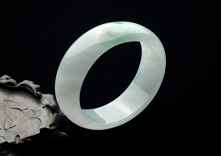 糯冰种晴水略飘花贵妃镯(56.2mm-46.9mm)