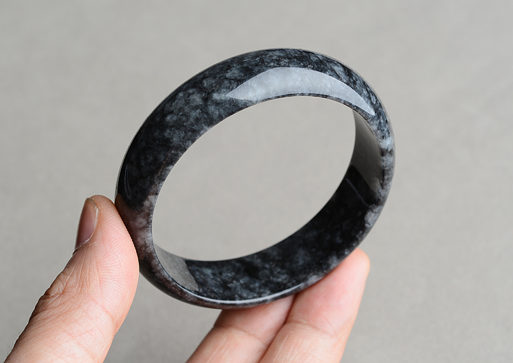 （超值推荐）糯冰种乌鸡色手镯（54.5mm）