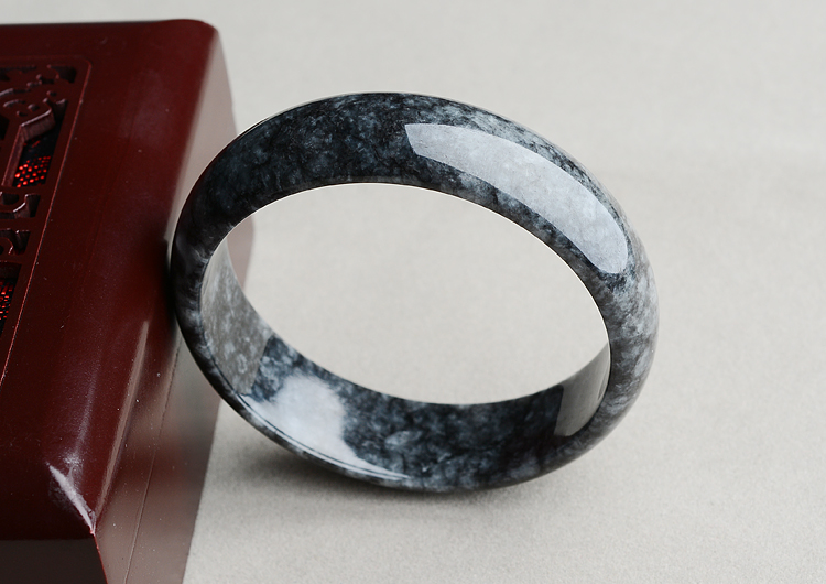 （超值推荐）糯冰种乌鸡色手镯（54.5mm）