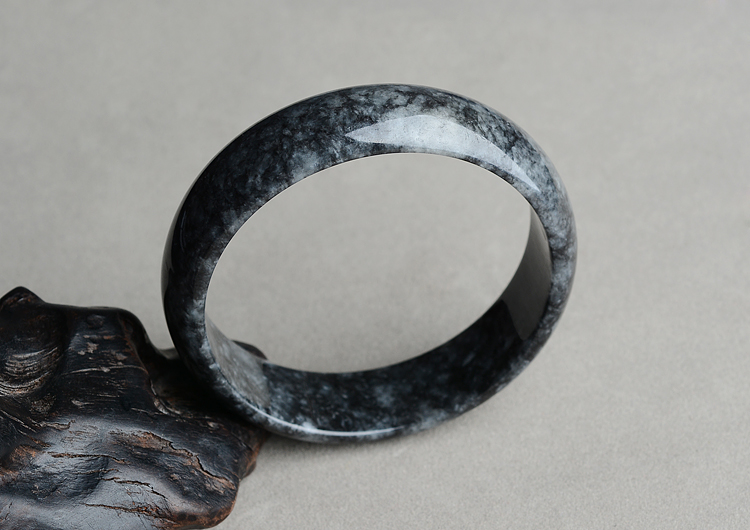 （超值推荐）糯冰种乌鸡色手镯（54.5mm）