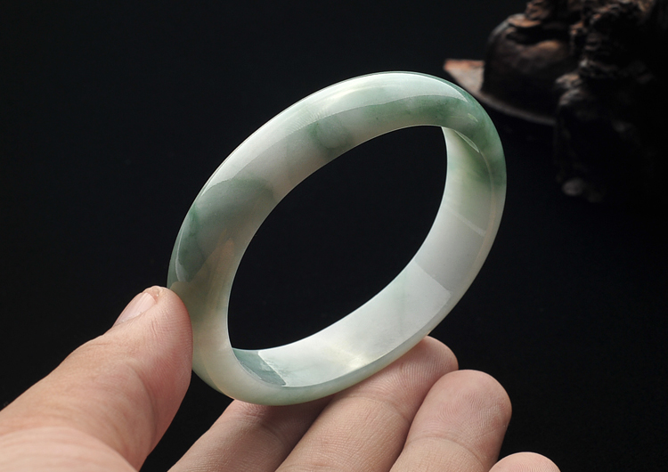 糯冰种飘花贵妃镯(55.2mm-47.6mm)