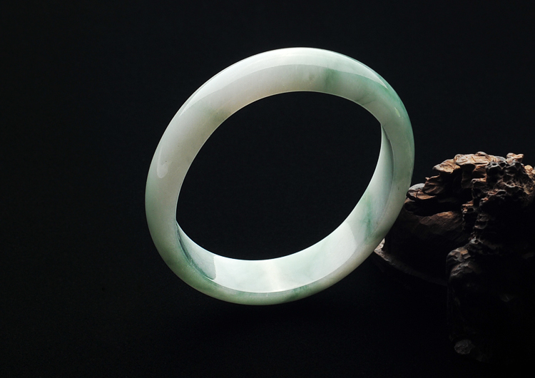 糯冰种飘花贵妃镯(55.2mm-47.6mm)