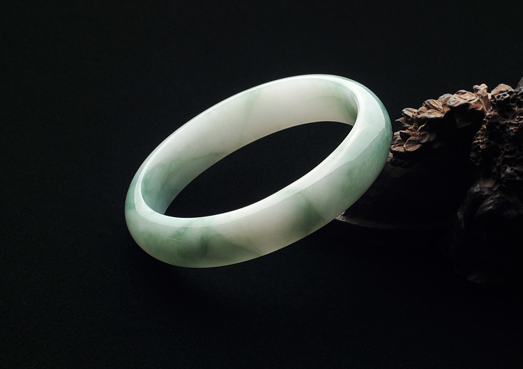 糯冰种飘花贵妃镯(55.2mm-47.6mm)