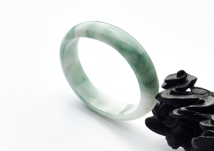 糯冰种飘花贵妃镯(55.2mm-47.6mm)
