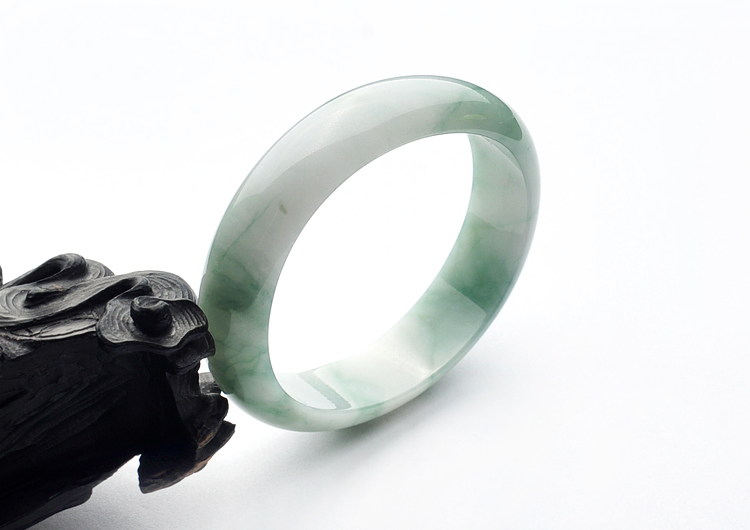 糯冰种飘花贵妃镯(55.2mm-47.6mm)