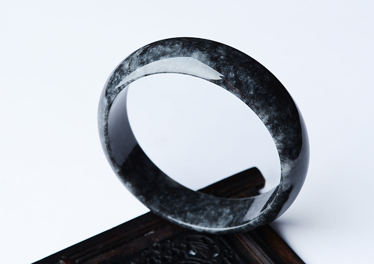（超值推荐）糯冰种乌鸡色手镯（54.5mm）