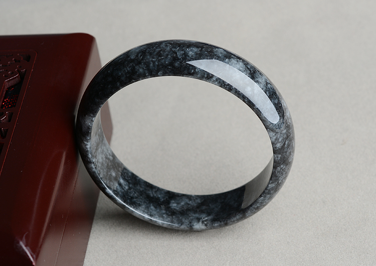 （超值推荐）糯冰种乌鸡色手镯（54.5mm）