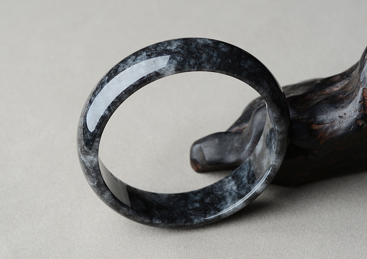 （超值推荐）糯冰种乌鸡色手镯（54.5mm）