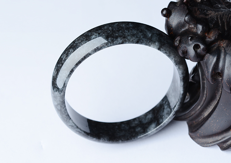 （超值推荐）糯冰种乌鸡色手镯（54.5mm）