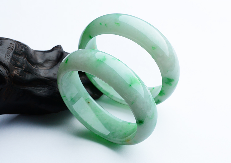 （超值推荐）糯冰种白底飘翠手镯（58mm/59.2mm）（一对）
