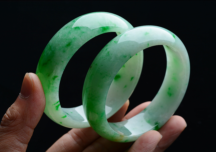 （超值推荐）糯冰种白底飘翠手镯（58mm/59.2mm）（一对）