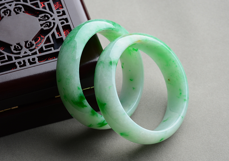 （超值推荐）糯冰种白底飘翠手镯（58mm/59.2mm）（一对）
