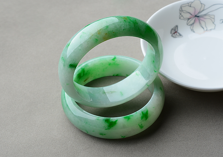 （超值推荐）糯冰种白底飘翠手镯（58mm/59.2mm）（一对）