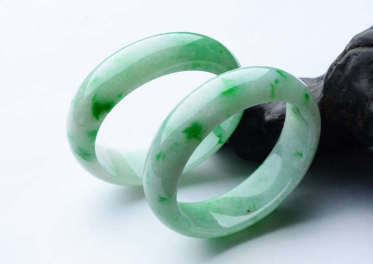 （超值推荐）糯冰种白底飘翠手镯（58mm/59.2mm）（一对）