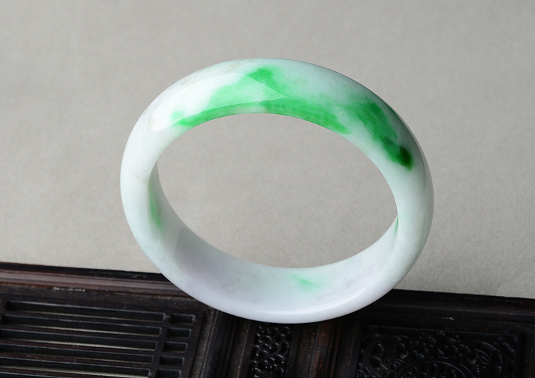 （超值推荐）糯冰种白底青手镯（58.2mm）