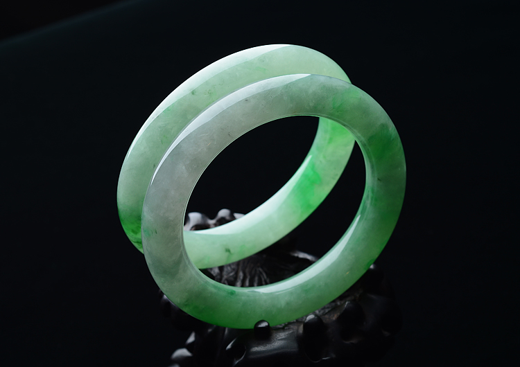 （超值推荐）糯冰种飘翠圆条手镯（55.8mm/55mm）（一对）