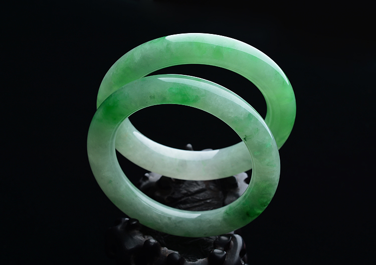 （超值推荐）糯冰种飘翠圆条手镯（55.8mm/55mm）（一对）