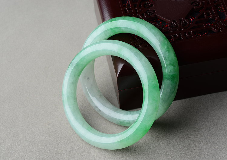 （超值推荐）糯冰种飘翠圆条手镯（55.8mm/55mm）（一对）