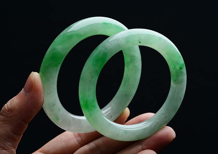 （超值推荐）糯冰种飘翠圆条手镯（55.8mm/55mm）（一对）