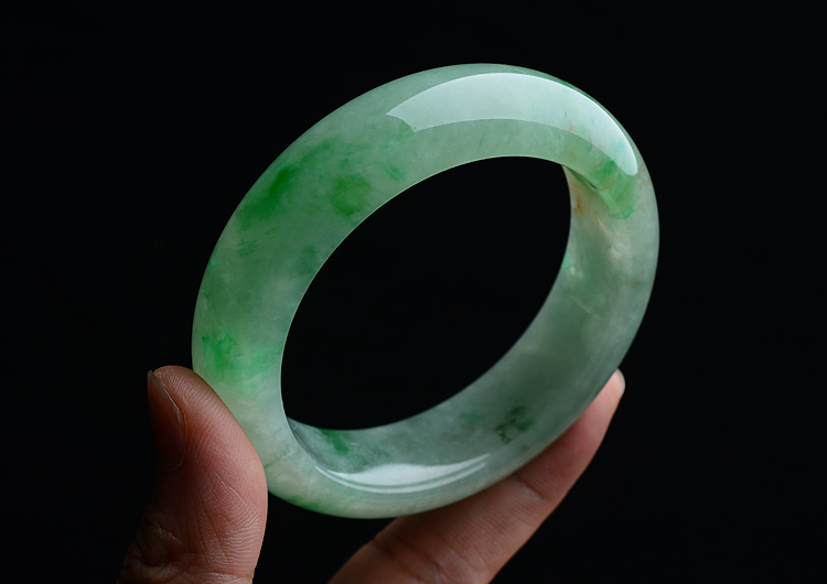 （超值推荐）冰种飘绿花略带黄翡手镯（56.2mm）