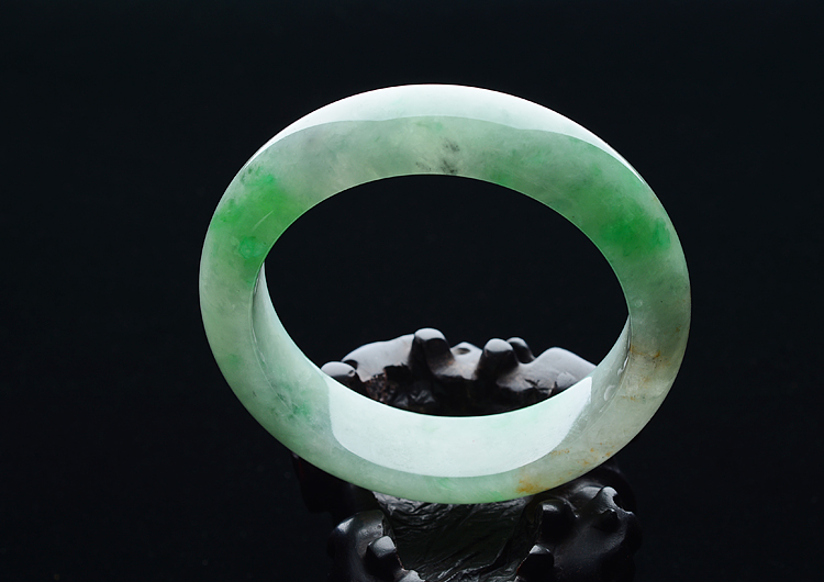 (超值推荐)糯冰种飘绿花略带黄翡手镯（57.6mm）