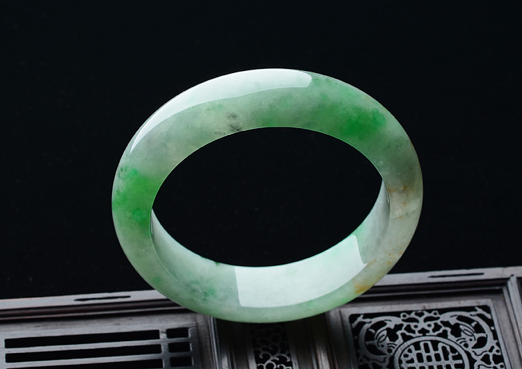 (超值推荐)糯冰种飘绿花略带黄翡手镯（57.6mm）