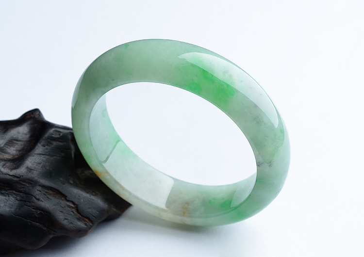 (超值推荐)糯冰种飘绿花略带黄翡手镯（57.6mm）