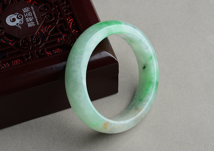 (超值推荐)糯冰种飘绿花略带黄翡手镯（57.6mm）