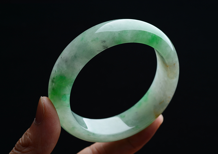 (超值推荐)糯冰种飘绿花略带黄翡手镯（57.6mm）