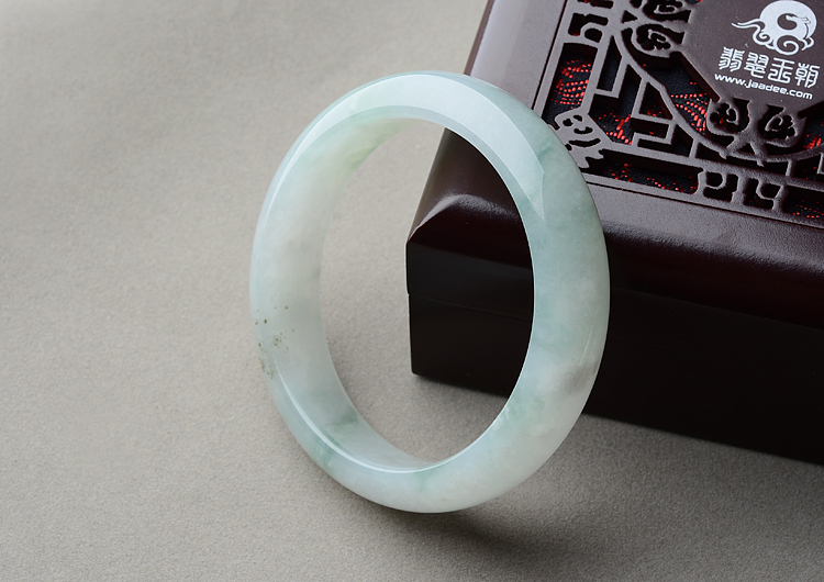 (超值推荐)冰种飘花手镯（58mm）